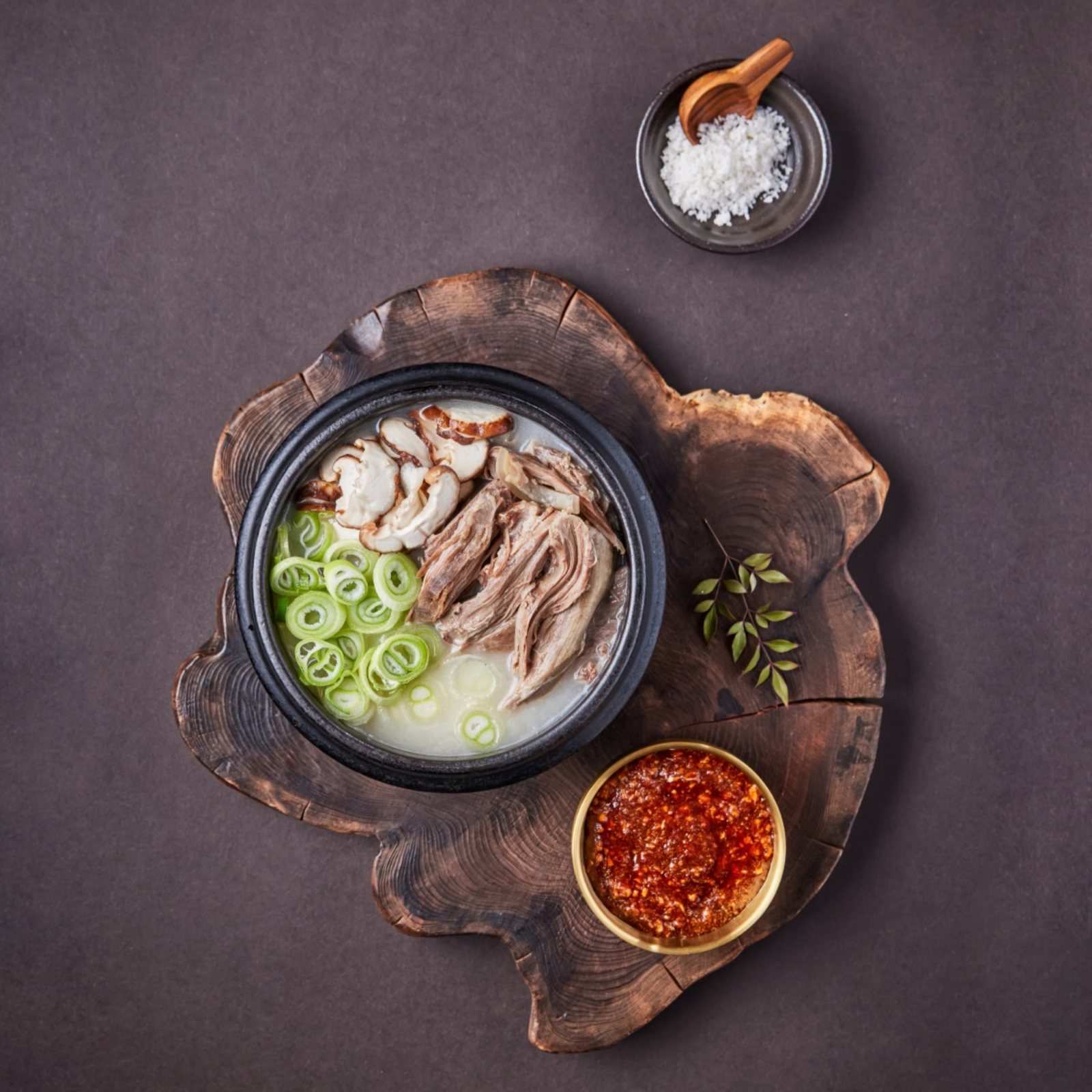 오래 고아낸 향촌흑염소 공주동학사점의 진한 흑염소 곰탕 한 그릇